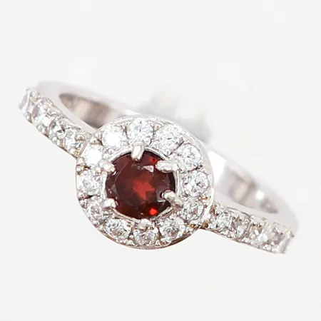 Ring med stenar, stl 14¾, bredd: 2,4-8,5mm, GHA silver 925/1000 Vikt: 2,6 g