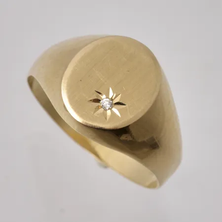 Klackring i 18K guld, stl 19½, bredd 2,8-12,7mm, 1st vit sten, mått 1,2mm, små repor finns, vikt 3,52g.