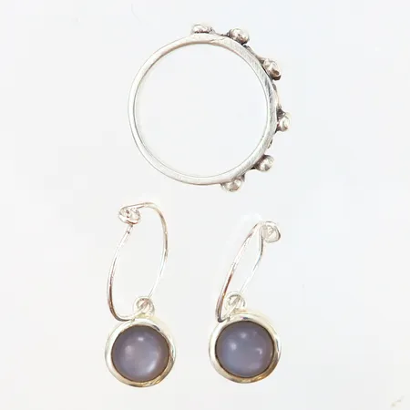 Ett par örhängen KumKum, ringar i oädel metall, ring, otydlig stämpel troligtvis KumKum, silver 925/1000 Vikt: 11,7 g