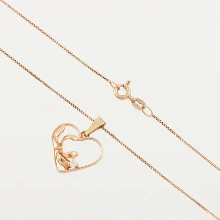 Collier med hänge, längd ca 44 cm, bredd 0.7-22 mm, 18k. Vikt: 3 g