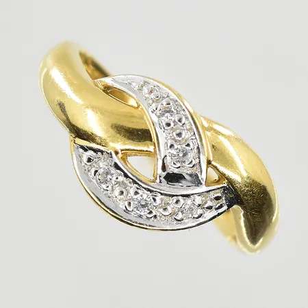 Ring med vita stenar, stl 16¾, bredd 2-9 mm, 18K. Vikt: 3,3 g