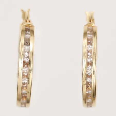 Ett par örhängen med vita stenar, creoler, Ø 22 mm, bredd: 3,5 mm, liten buckla, 18K guld. Vikt: 4,4 g