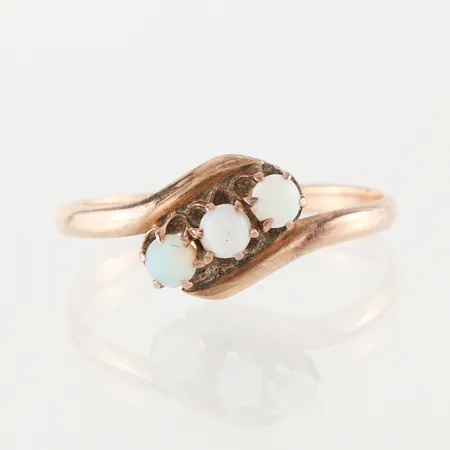 Ring, storlek 18 ¾ mm, bredd 1.8-8 mm, ej stämplad, 14k. Vikt: 1,6 g
