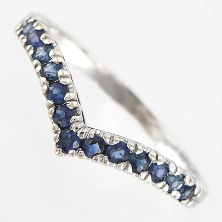 Ring vitguld med safirer, stl 17½, bredd ca 2mm, 18K Vikt: 1,8 g