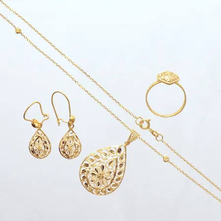 Set,  Halskedja 46cm med hänge 4cm,, ring Ø18¼,  ett par örhängen 3,5cm, 21k   Vikt: 9 g