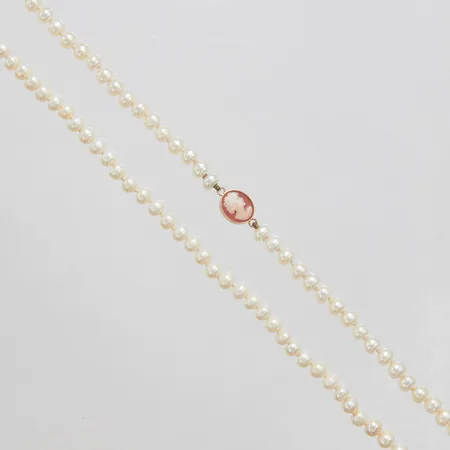 Pärlcollier med odlade boutonformade sötvattenpärlor samt detalj i 18K guld och kaméer, ej öppningsbart, saknar lås, längd: ca.60cm, bruttovikt 22,8g Vikt: 22,8 g