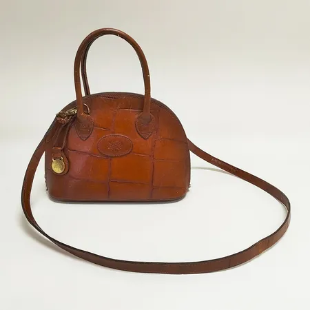 Väska Mulberry, brunt präglat skinn, beslag i gulmetall, mått 24 x 17,5 x 9cm, axelrem, fläckig spegel, nr: 154391, bruksslitage, inga tillbehör.  