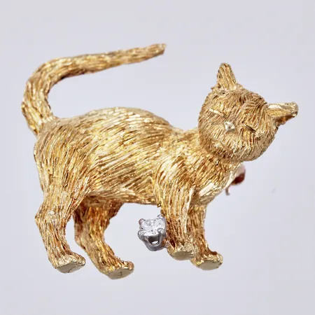 Brosch med diamant ca 1x0,05ct, längd: ca 2,5cm, bredd: ca 29mm, 18K  Vikt: 8,4 g