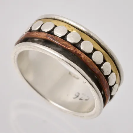  Ring i silver, stl 18¼, bredd 8,9mm, 925/1000, 3st snurrande ringar i mitten, varav två är av koppar och mässing, vikt 7,98g.