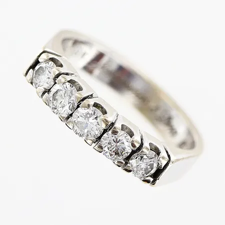 Ring, 5st diamanter 0,50ctv, piqué, stl 16, bredd 3,5mm, vitguld, i behov av rodiering, gravyr, 18K Vikt: 4,7 g