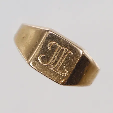 Klackring med monogram, stl 18¼, bredd ca 1-7mm, repig, 18K Vikt: 2,3 g