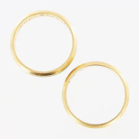 2 ringar, släta, stl 17¼, bredd 4mm, gravyrer, 18K Vikt: 9,2 g