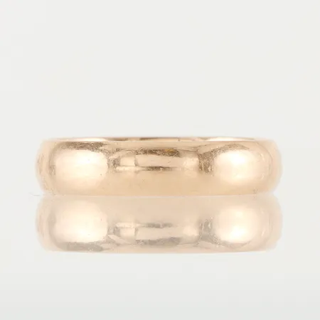Ring slät med gravyr, storlek 20 ¼ mm, bredd 5 mm, 18k. Vikt: 6 g