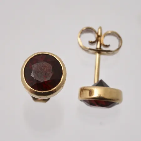 1par örhängen i 18K guld, mått Ø6,6mm, 2st mörkröda stenar, mått 5,5mm, vikt 1,38g Vikt: 1,4 g