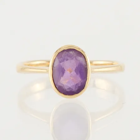 Ring med sten, storlek 14 ½ mm, bredd 2-7.7 mm, 18k. Vikt: 1,7 g