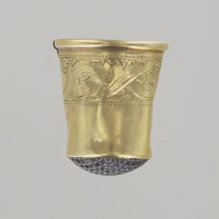 Fingerborg, höjd 1,5 cm, bucklig, 18K Vikt: 2,5 g
