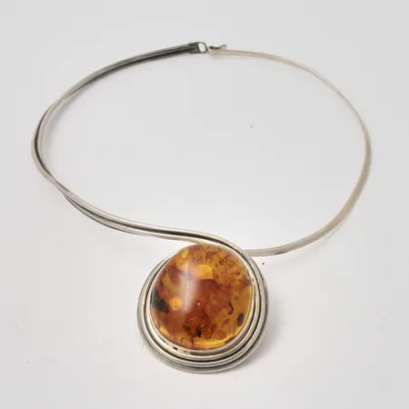 Collier i silver, 44cm, bredd 3,5-58mm, Bärnsten, mått 42x45mm, 830/1000, vikt 82,49g.