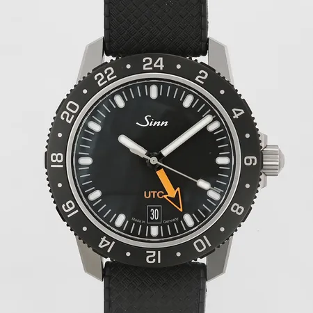 Herrur Sinn 105 ST Sa UTC, stål, automatisk, ref-nr: 105 UTC, serie-nr: 105.0764, Ø41mm, safirglas, datum, vridring, glasbaksida, tropic gummiarmband, stållänk original medföljer, tre extra länkbitar, mindre repa på boett, certifikat, manual, kvitto 2024-07-16 från Erikson Urhandel, box, ytterkartong, gänglåsningsmedel från Sinn, resefodral från Klockmaster Vikt: 0 g