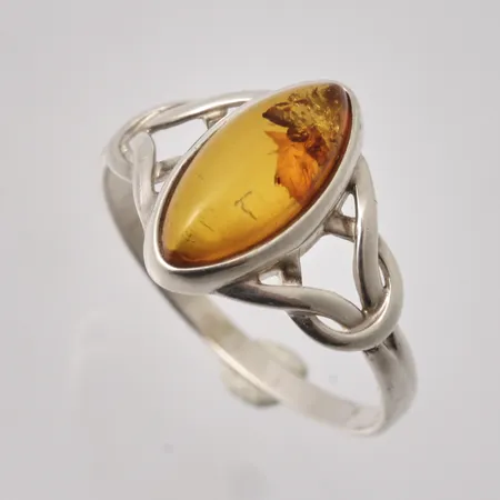  Ring i silver, stl 19¾, bredd 2,2-14,2mm, 1st Bärnsten, mått 6,5-13mm,925/1000, vikt 2,23g.