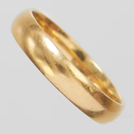 Ring, slät, skev skena, personlig gravyr, 18K Vikt: 5,6 g