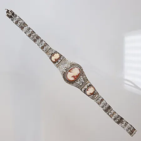 Armband i filigranteknik med caméer 18cm, defekt, trasigt lås, silver  Vikt: 16,2 g