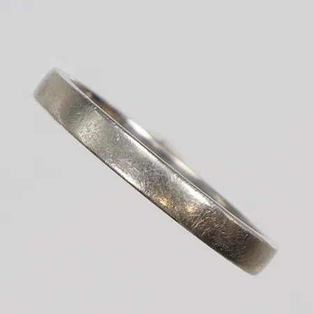 Ring stl 19½, bredd 2mm, vitguld, 18K Vikt: 3,8 g