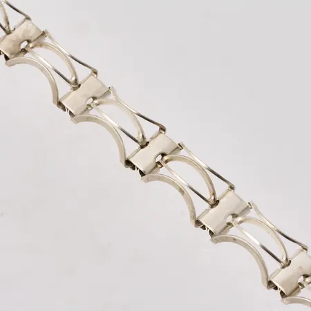 Armband i silver, 19cm, bredd 11mm, 830/1000, låset går trögt, vikt 11,25g.