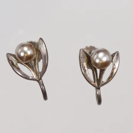 Ett par Örhängen med växtmotiv 9x7mm, skruvlås, silver 830/1000 Vikt: 1,6 g
