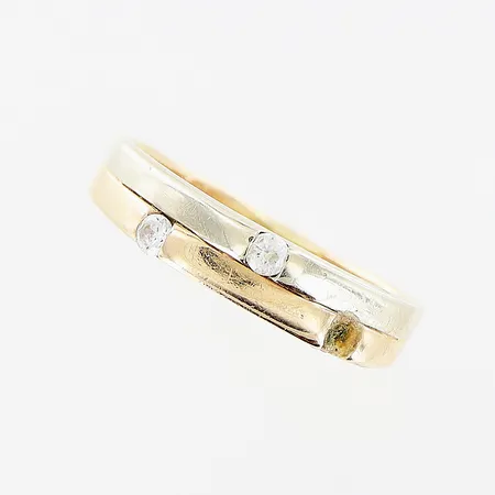 Ring, vita stenar, stl 17¼ en sten saknas, skev skena, 14K Vikt: 2,1 g