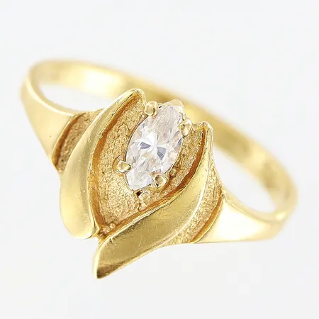 Ring, vit sten, stl 17¾, bredd 2-12mm, 18K Vikt: 2,7 g