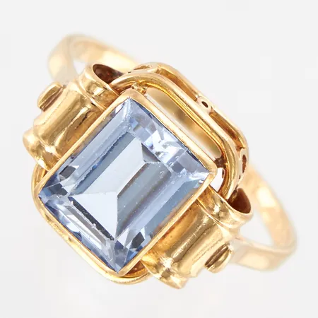 Ring med syntetisk spinell, stl: 20, bredd: 1,5-13mm, år 1948, 18K  Vikt: 5,3 g