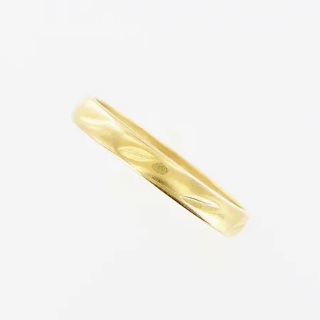 Ring slät, stl 18½, gravyr, 18K Vikt: 2,3 g