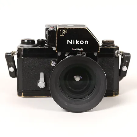 Kamera, Nikon F, med Photomic, svart, serienummer 7061071, Japan, 1960-tal, med objektiv Nikkor -hc 1:3.5/28, linsskydd fram och bak, motljusskydd, bruksslitage, seg i långa tider, ej funktionstestad     Vikt: 0 g