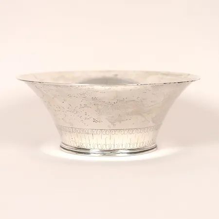 Skål med mönsterdekor samt profilerad kant, C.G. Hallbergs Guldsmedsaktiebolag, Stockholm år 1933, höjd: 8,8 cm, Ø 12 - 22,5 cm, smärre åldersbetingat slitage, silver. Vikt: 324,8 g