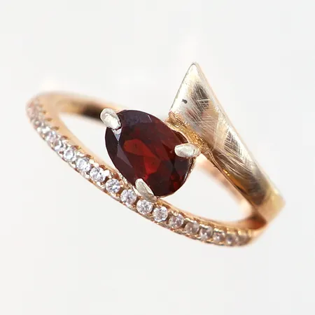 Ring med röd samt vita stenar, stl 16¾, bredd: 1-12mm, repig, förgyllt silver 925/1000 Vikt: 2,6 g