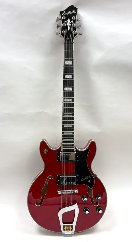 Elgitarr Hagström, Wild cherry, Alvar, serie nr G22060251, hårt fodral. Skickas med postpaket.