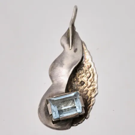 Hänge i silver, mått 18x42mm, 1st blå sten, mått 7,3x9,2mm, 925/1000, tillverkad av Guldsmed Bengt Molandervikt, vikt 6,86g.