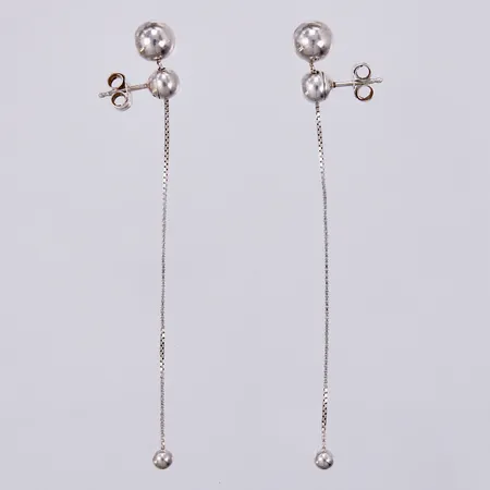 Ett par örhängen, Pandora, längd: ca 5,5cm, bredd: ca 1-7mm, 925/1000 silver  Vikt: 6,4 g