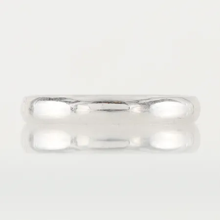 Ring vitguld med gravyr, storlek 20 mm, bredd 3.5 mm, 18k. Vikt: 4,8 g