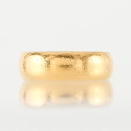 Ring med gravyr, storlek 17 ¼ mm bredd 6.1 mm, 23k. Vikt: 7,7 g
