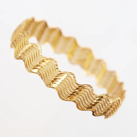 Armring, Ø62mm, bredd: 9-14mm, genombruten dekor, mindre skevheter, 22K  Vikt: 23,6 g