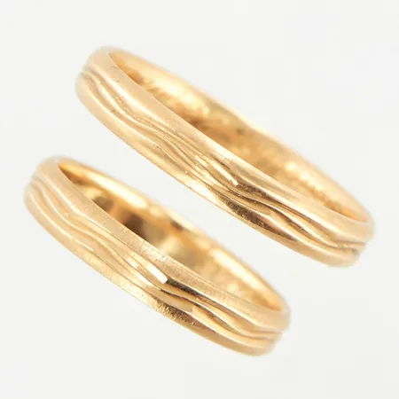 2 ringar med gravyr, stl 20 &17½, bredd ca 3,5mm, gravyr, 18K Vikt: 6,6 g