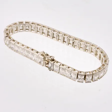 Armband i silver, 17,5cm, bredd 7mm, 20st vita stenar, 4x6,5mm, vikt 25,42g.