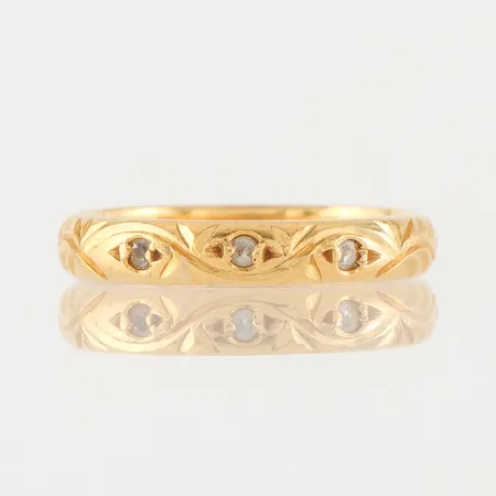 Ring med stenar, gravyr, storlek 16 ¾ mm, bredd 3.5 mm, 23k. Vikt: 5,1 g