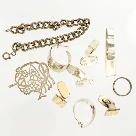 Armband, Ett par örhängen, Ring, Slipsklämma, Hänge och 2 par manschettknappar, skevheter, gravyr, silver  Vikt: 61,1 g