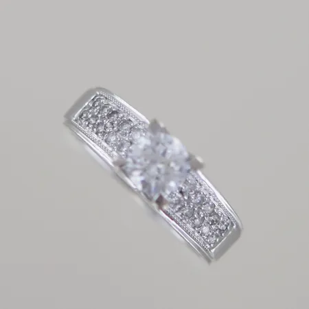 Ring med stenar zirkonia, Ø 18 mm, bredd 6,12 mm, 18 k Vikt: 5,8 g