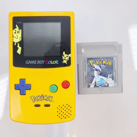 Nintendo Gameboy Color, serie nr: CH22955235, ett spel Pokémon Silver, batterilucka saknas, fungerade vid test Skickas med postpaket.
