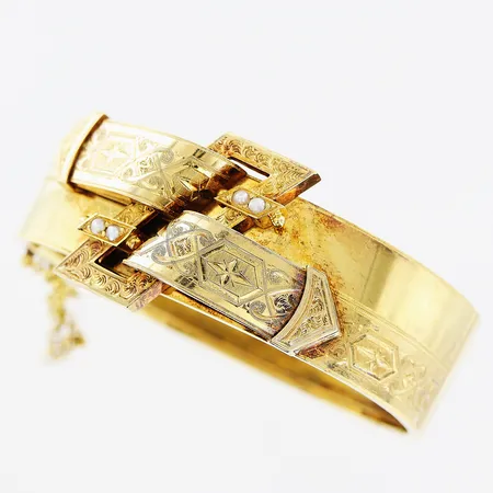 Armband stelt, graverad dekor, innermått 48x56mm, bredd 18-28mm, 4st mindre pärlor, mindre bucklor, missfärgningar, gravyr på insida lås, 18K Vikt: 26,7 g