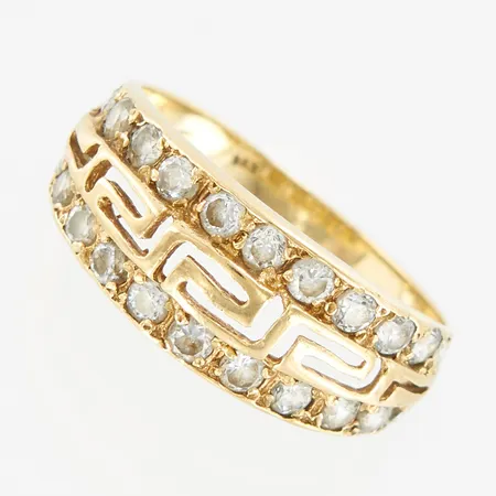Ring med vita stenar, stl 16, bredd 7,5mm, 14K  Vikt: 2,2 g