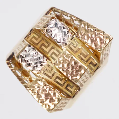 Ring, meandermönster, stl 17¾, bredd 4,7-26mm,   vitguldsdetaljer, ostämplad, bucklig, 18K Vikt: 3,4 g